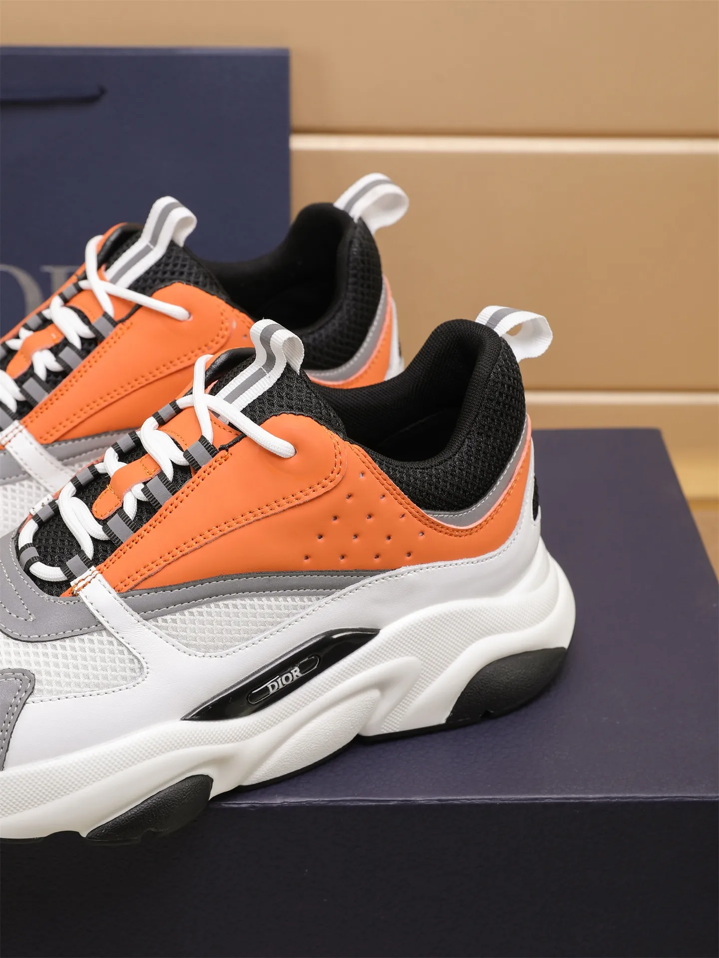 Factory price: 460💰Dior’s top version of D’s b22 men’s sports shoes. Inspired by retro running styles, the chunky low-top silhouette features gray calf leather and blue and white mesh fabric uppers, atop a black, white and blue engraved rubber sole. Nylon ribbon accents the blue mesh tongue and heel counter, and a "dio~" logo appears on the side. Pair it with a suit for a striking contrast and add a sportswear-chic edge to your look. The thick sole can be about 4cm~ Size: 38-45, [46, 47 customized]